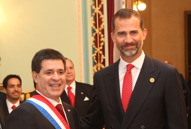 Su Alteza Real el Príncipe de Asturias junto al nuevo Presidente de la República del Paraguay, Horacio Cartes, tras tomar posesión de su cargo